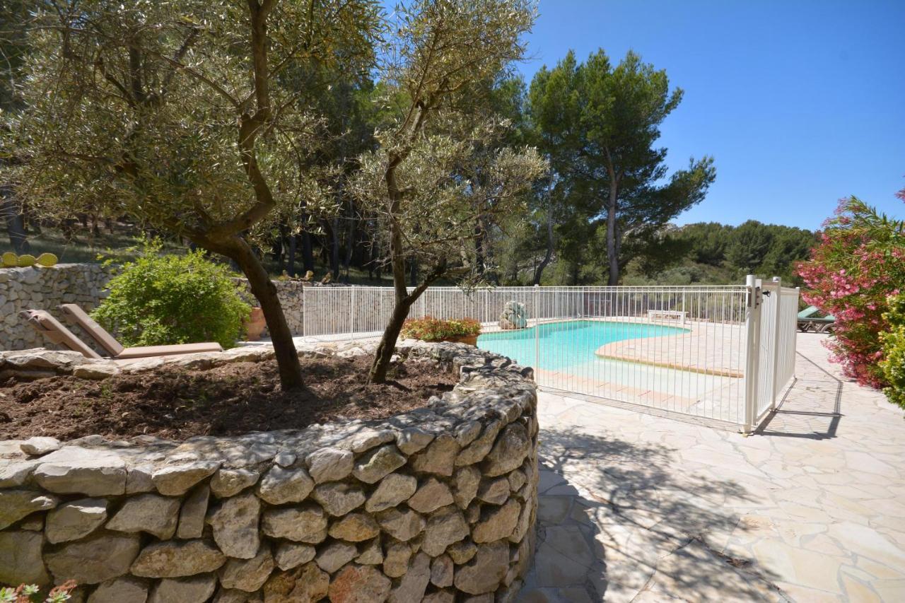Les Mazets De La Reine Pedauque Villa Paradou Bagian luar foto